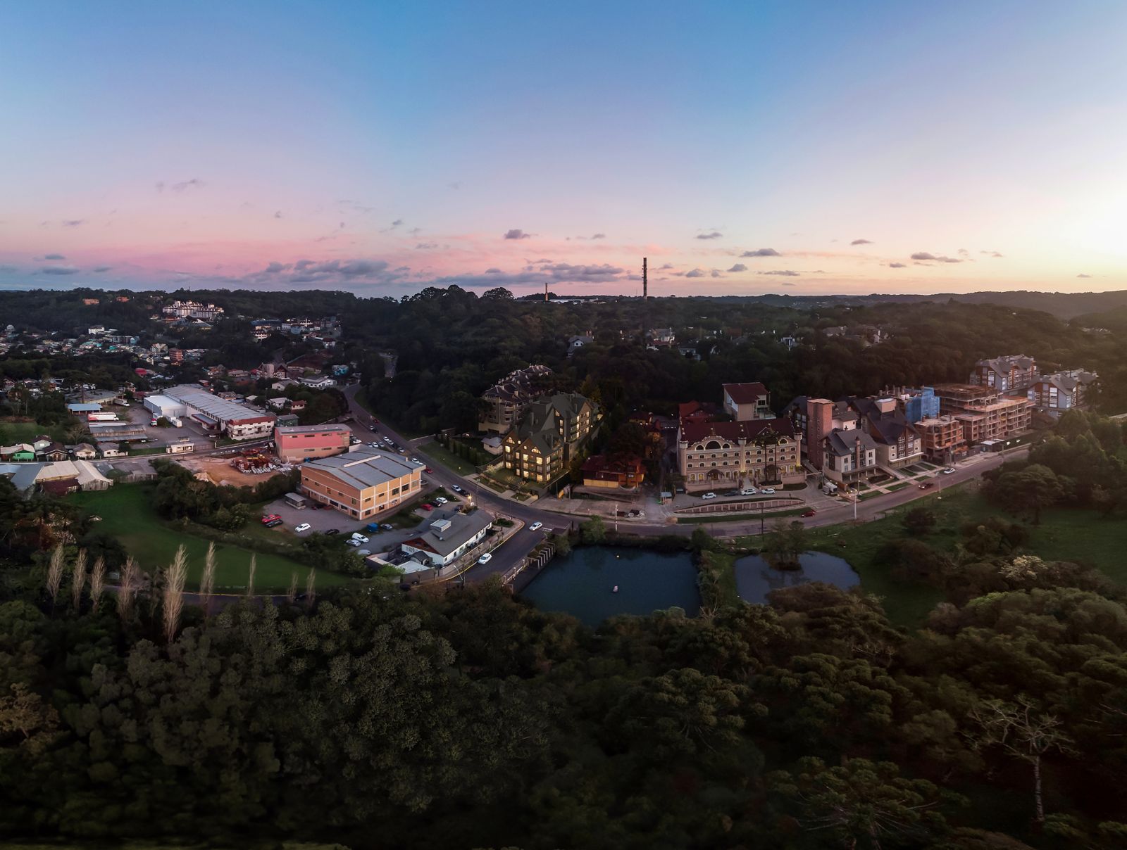 Vista aérea de Gramado ao entardecer com o Liverpool em destaque na Av. Borges de Medeiros